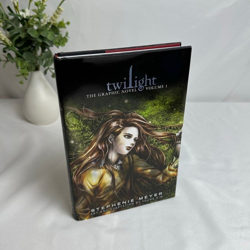 Twilight Graphic Novel Vol 1 Stephenie Meyer Young Kim First Edition Hardcover